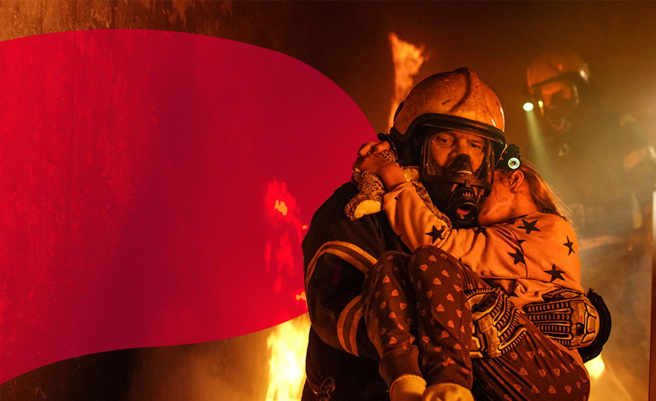 ein Feuerwehrmann trägt ein Kind aus einem brennenden Haus, von der linken Seite ragt eine rote Fläche in das Bild