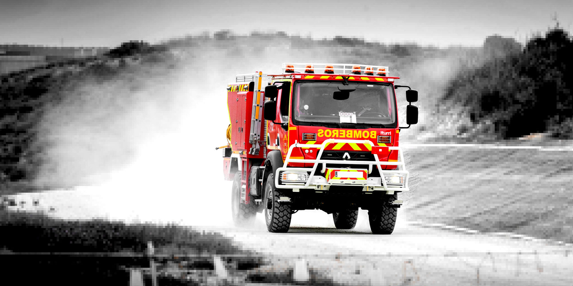 rotes Feuerwehrauto von ITURRI auf schwarz-weißem Hintergrund