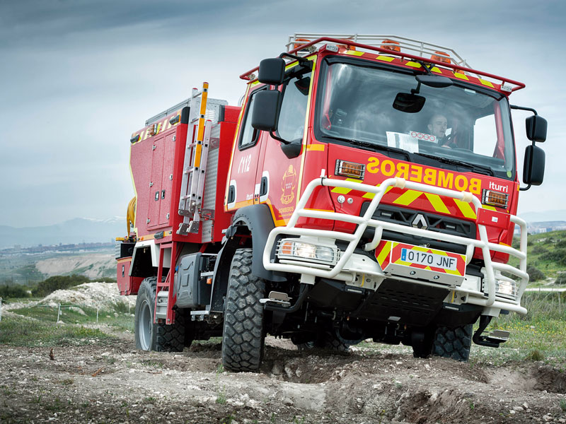 ein rotes Feuerwehrfahrzeug von ITURRI in extremen Gelände